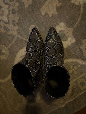 EUC Steve Madden Women's Snake-Print Pointed Toe Ankle Boots in Black
